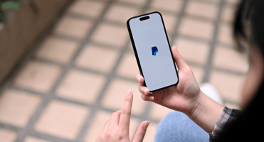 Smartphone mit PayPal-Logo auf dem Bildschirm