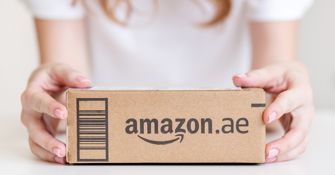 frau hält amazon paket